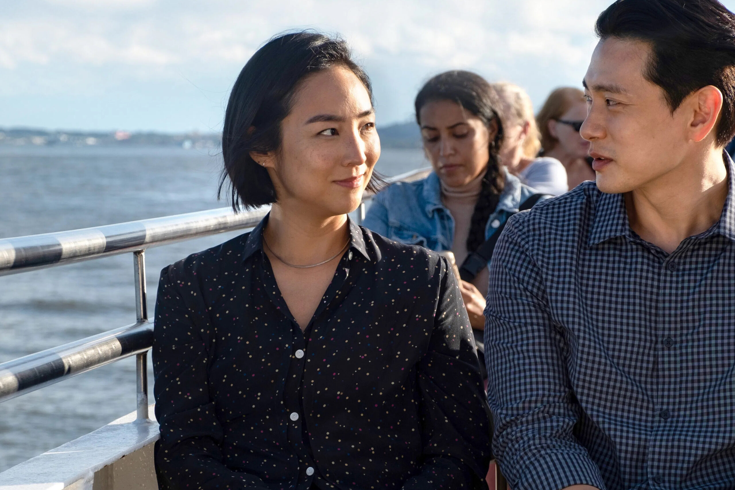 Das Bild zeigt Nora (Greta Lee) und Hae Sung (Teo Yoo) bei einer Schiffsfahrt im Film "Past Lives" | Media Monday #760