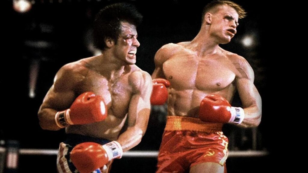 Rocky (Sylvester Stallone) verpasst Ivan Drago (Dolph Lundgren) einen harten Schlag im Boxring