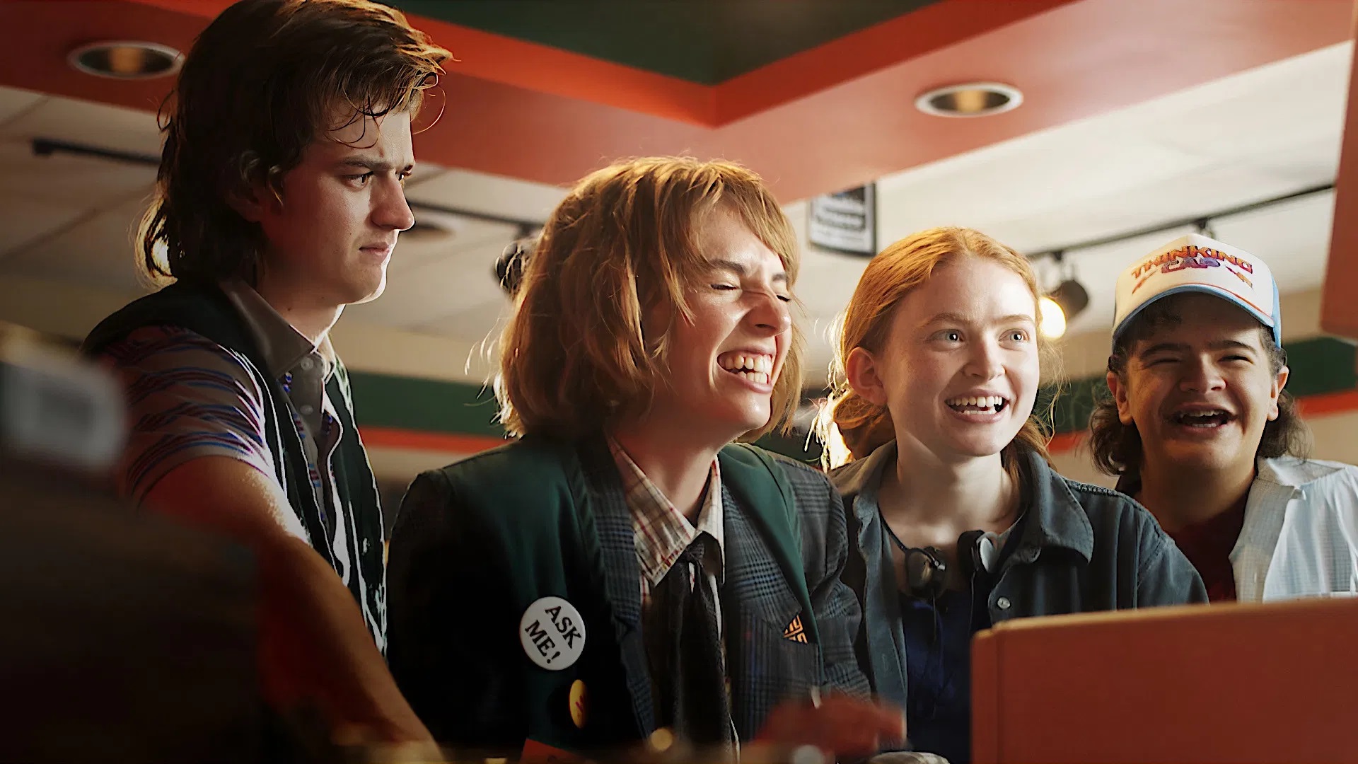 Das Bild zeigt von links: Steve (Joe Keery), Robin (Maya Hawke), Max (Sadie Sink) und Dustin (Gaten Matarazzo) aus der Serie "Stranger Things" | Media Monday #759