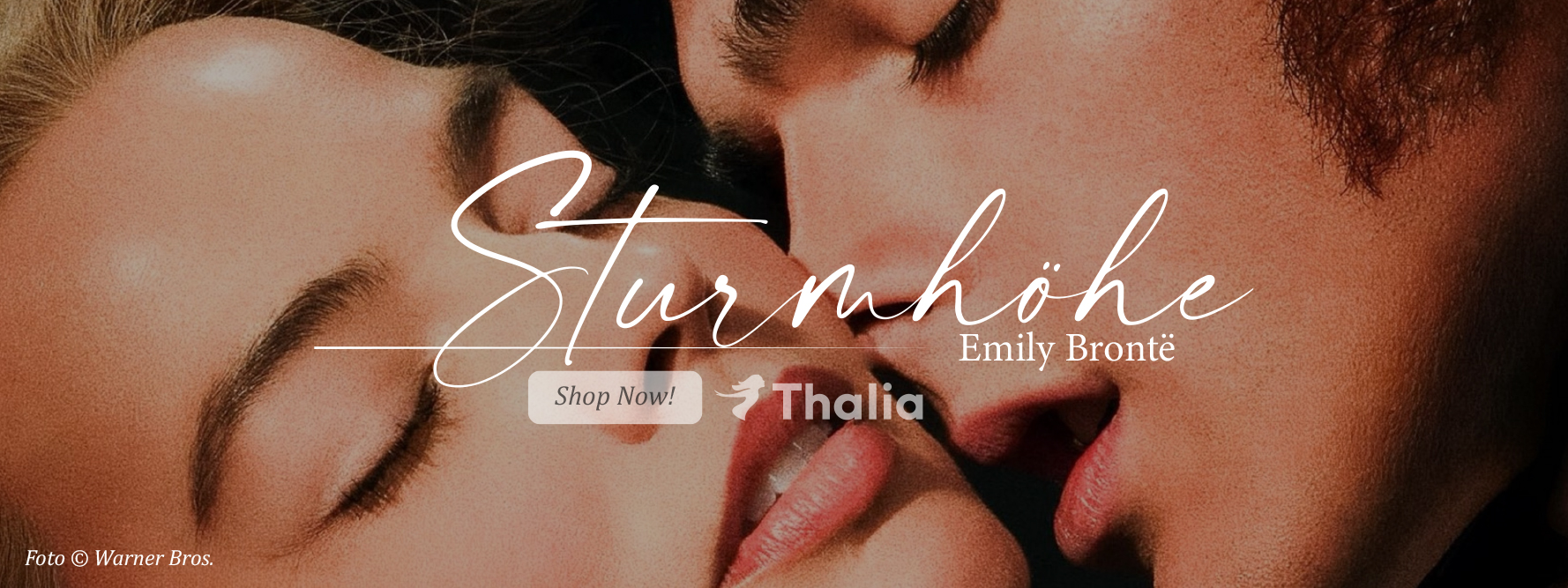 Romantische Nahaufnahme zweier Personen, die sich fast küssen; darüber steht der Titel Sturmhöhe von Emily Brontë sowie ein Hinweis auf Thalia und die Filmvorlage.