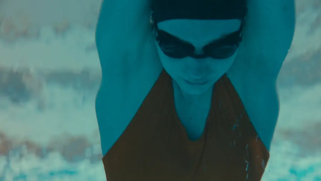 Eine Frau taucht mit Taucherbrille und Badeanzug. | Top 5 filmische Neustarts 2026