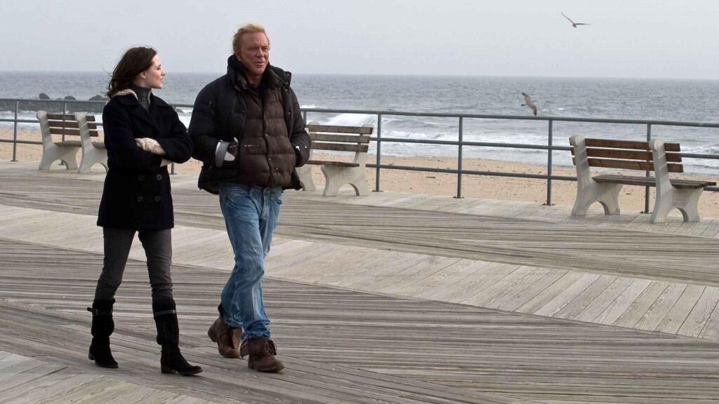 Mickey Rourke als Randy Robinson spaziert mit Evan Rachel Wood als seine Tochter über einen Pier