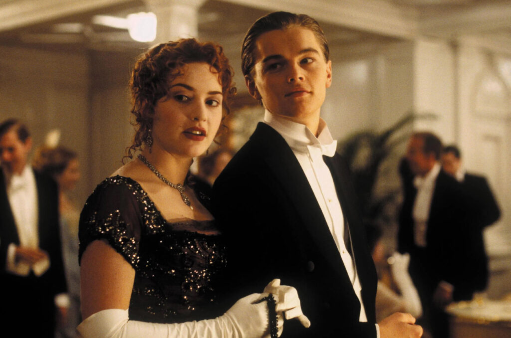 Das Bild zeigt Rose (Kate Winslet) und Jack (Leonardo DiCaprio) elegant gekleidet in der 1. Klasse der Titanic | Top 5 Oscar-prämierte Filme