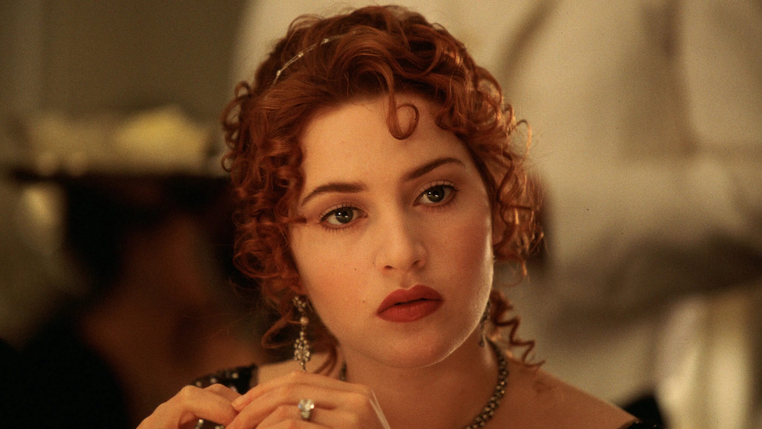 Das Bild zeigt eine nachdenkliche Kate Winslet in ihrer Rolle als Rose DeWitt Bukater im Film Titanic