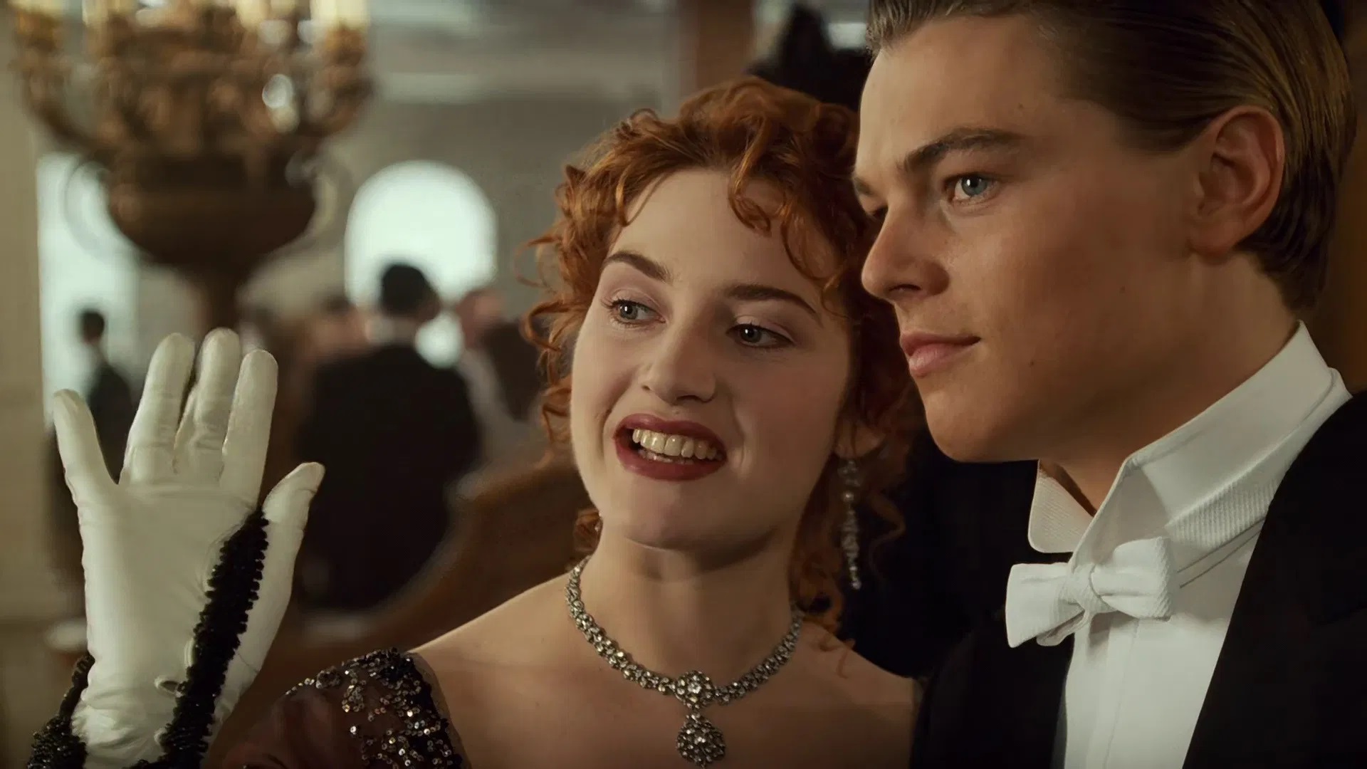 Das Bild zeigt Jack (Leonardo DiCaprio) und Rose (Kate Winslet) in eleganter Kleidung