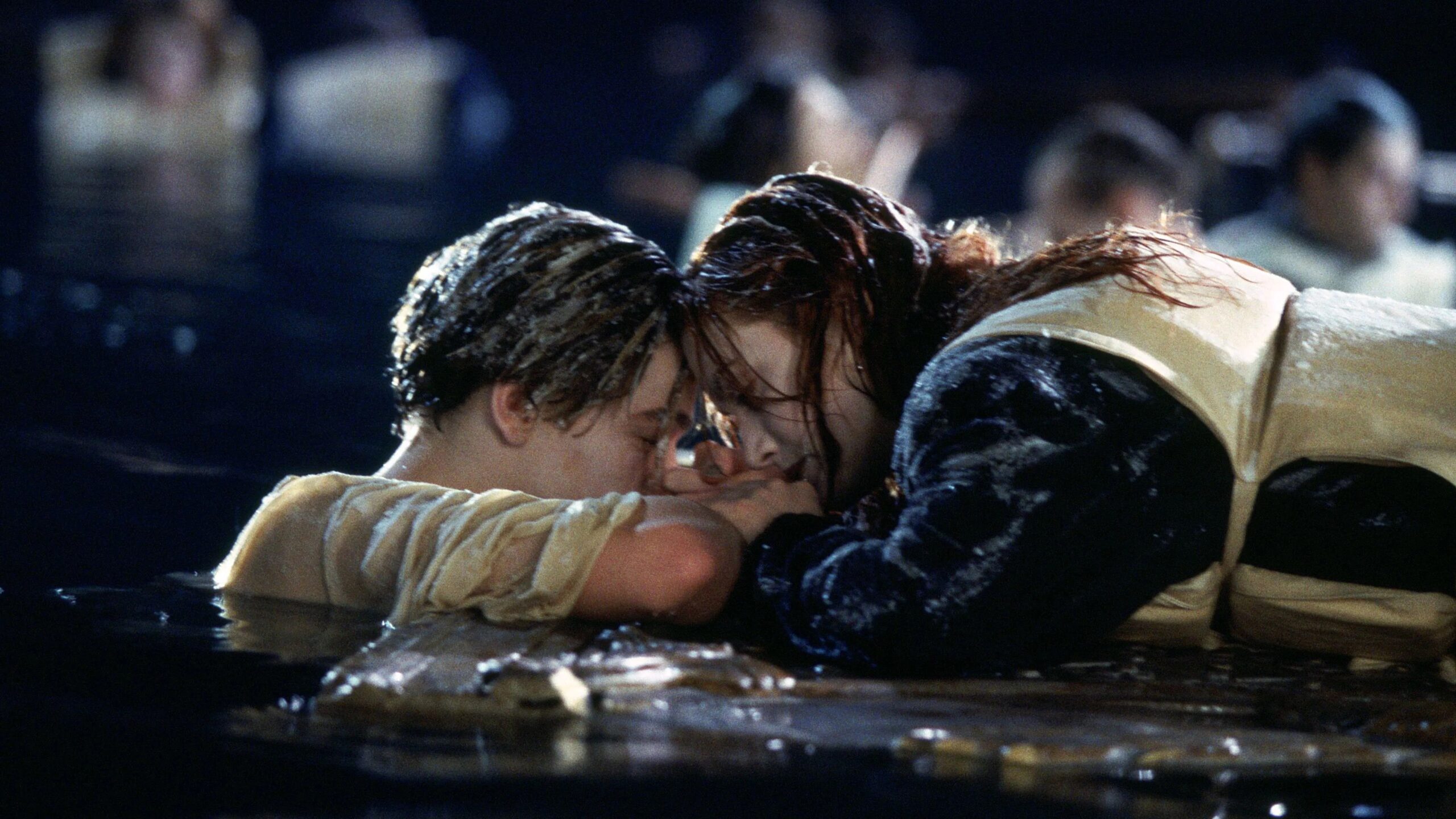 Die legendäre Szene aus James Camerons Titanic: Rose (Kate Winslet) liegt mit Schwimmweste und frierend auf der Tür, während Jack (Leonardo DiCaprio) vor ihr im Wasser ihre Hände hält
