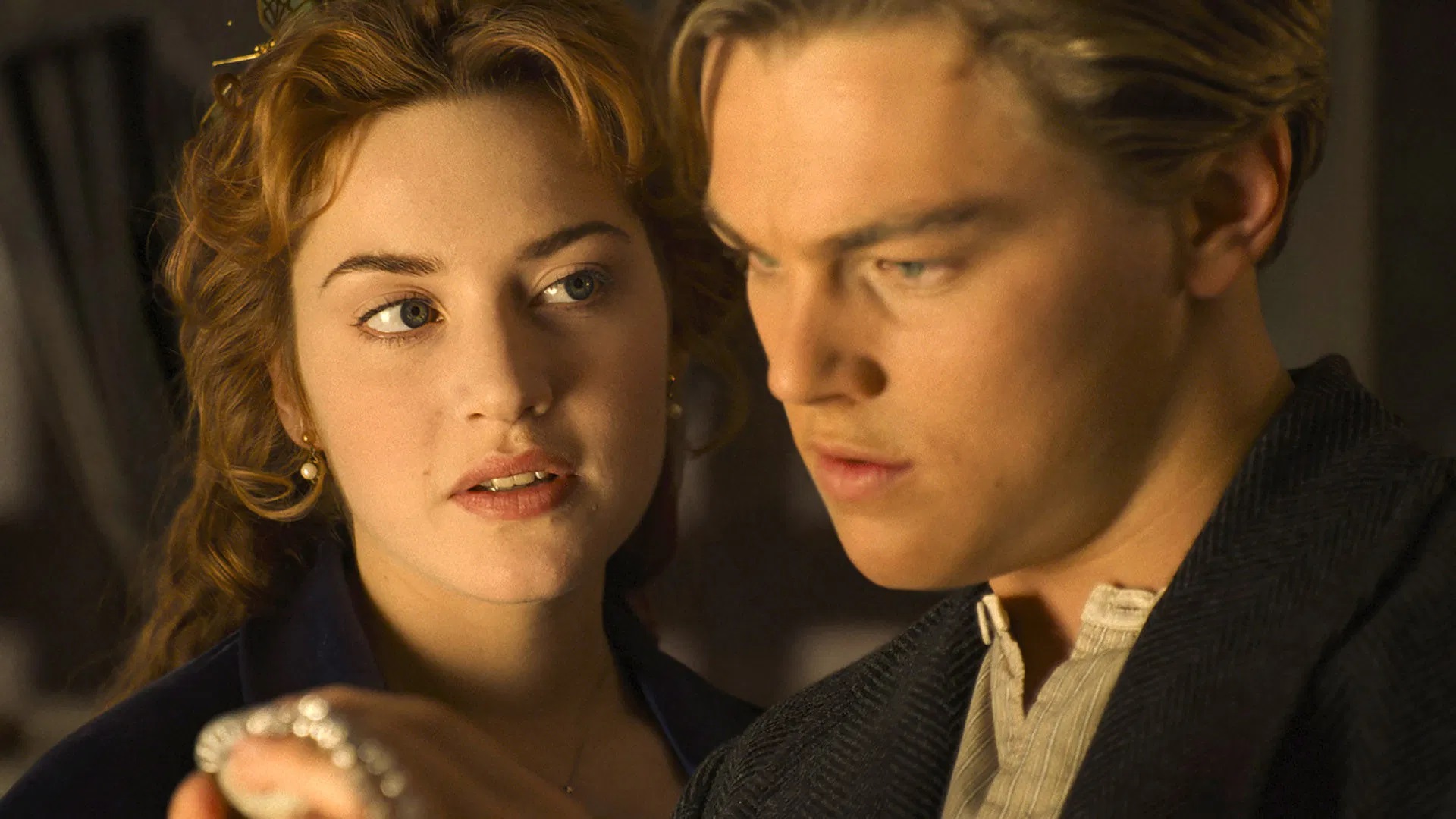 Das Bild zeigt Jack (Leonardo DiCaprio) und Rose (Kate Winslet) in ihrer Suite. Er betrachtet gerade das Herz des Ozeans