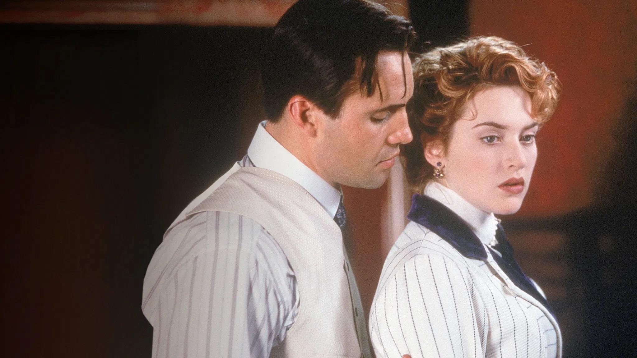 Das Bild zeigt Rose (Kate Winslet) mit ihrem Verlobten Cal (Billy Zane)