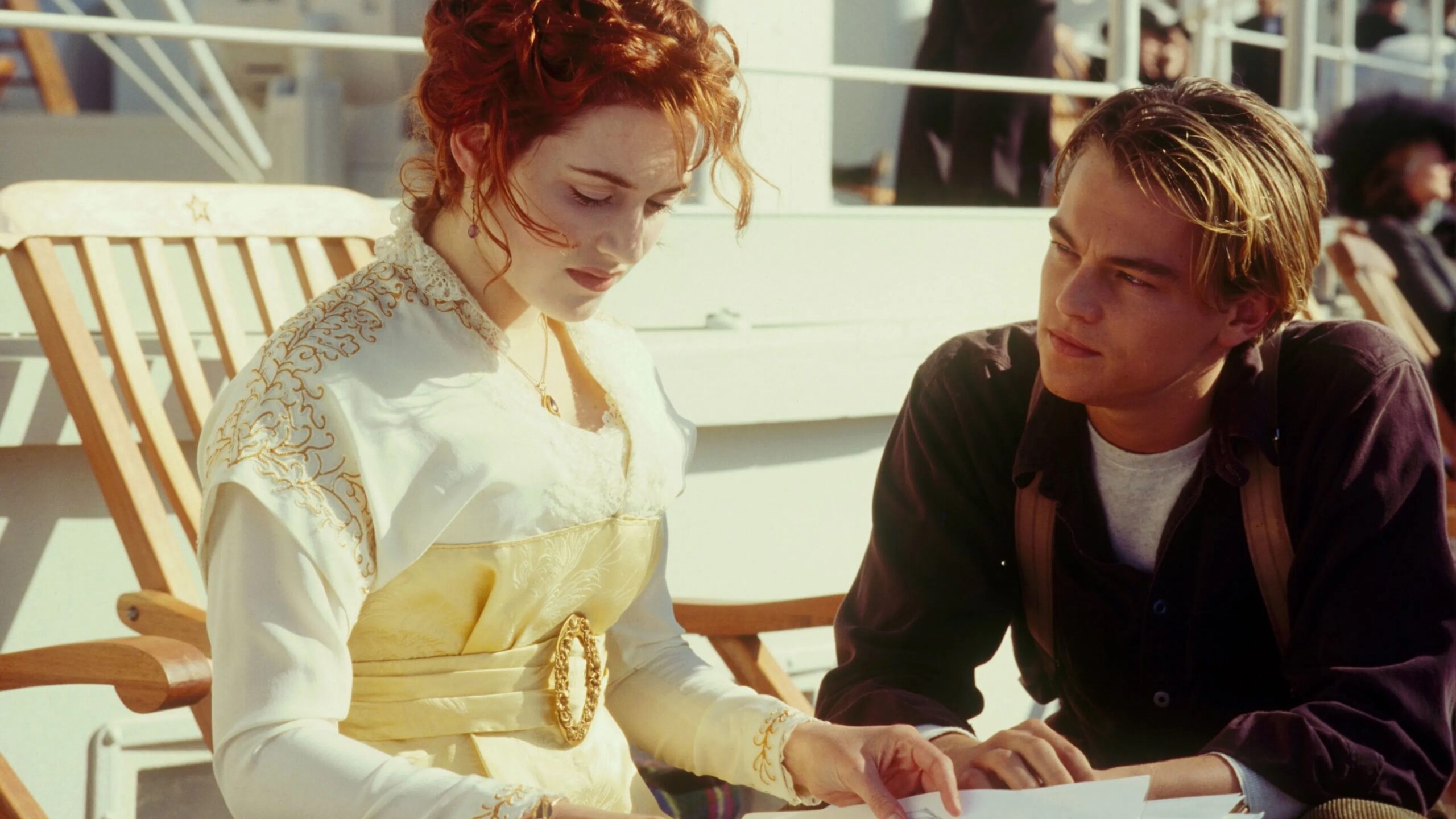 Das Bild zeigt Jack (Leonardo DiCaprio) und Rose (Kate Winslet) am Deck der Titanic