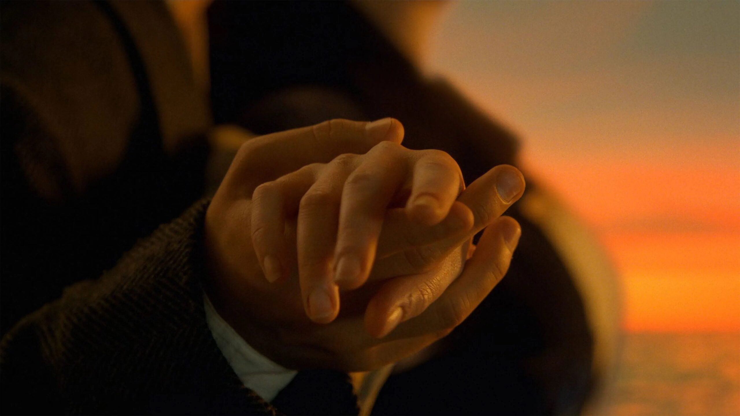 Das Bild zeigt die Hände von Jack (Leonardo DiCaprio) und Rose (Kate Winslet), die sich liebevoll berühren