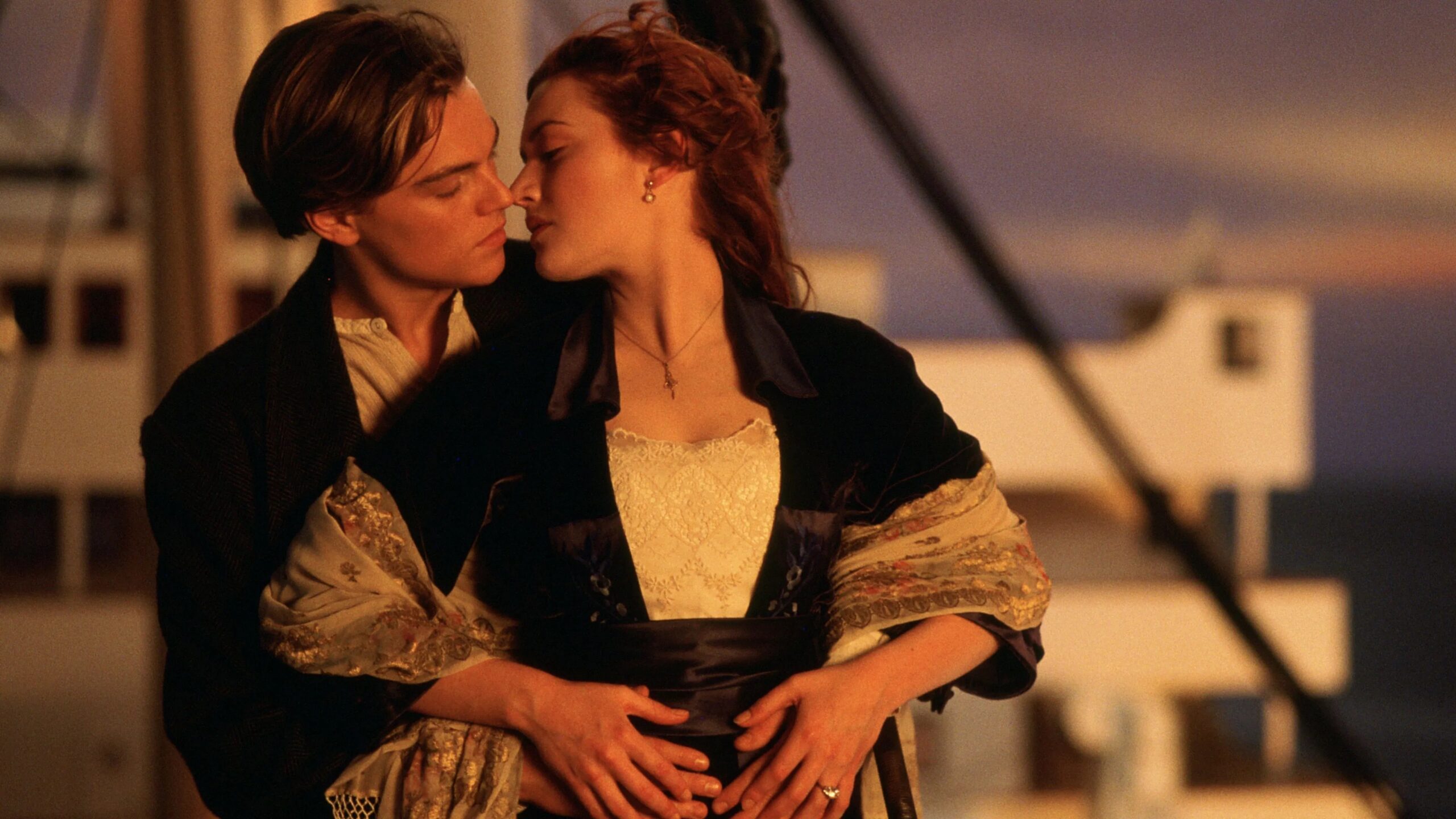 Das Bild zeigt Jack (Leonardo DiCaprio) und Rose (Kate Winslet) am Bug der Titanic, kurz vor dem ersten Kuss