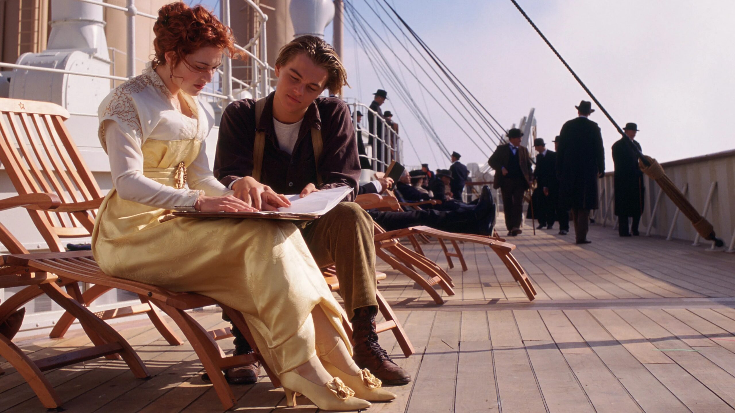 Das Bild zeigt Jack (Leonardo DiCaprio) und Rose (Kate Winslet) am Deck der Titanic. Er zeigt ihr gerade seine Kunstwerke