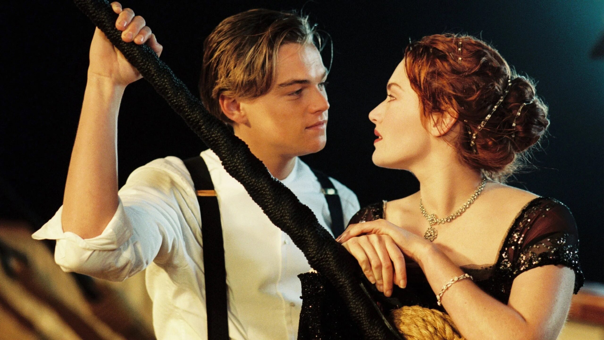 Das Bild zeigt Jack (Leonardo DiCaprio) und Rose (Kate Winslet) am Deck der Titanic