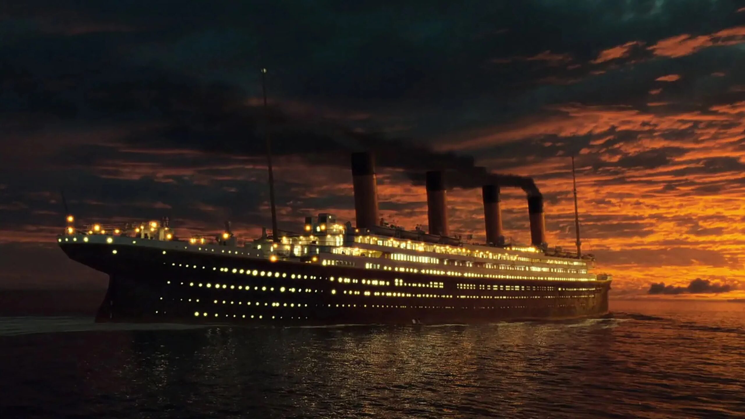 Das Bild zeigt die Titanic in ihrer ganzen Pracht im Sonnenuntergang