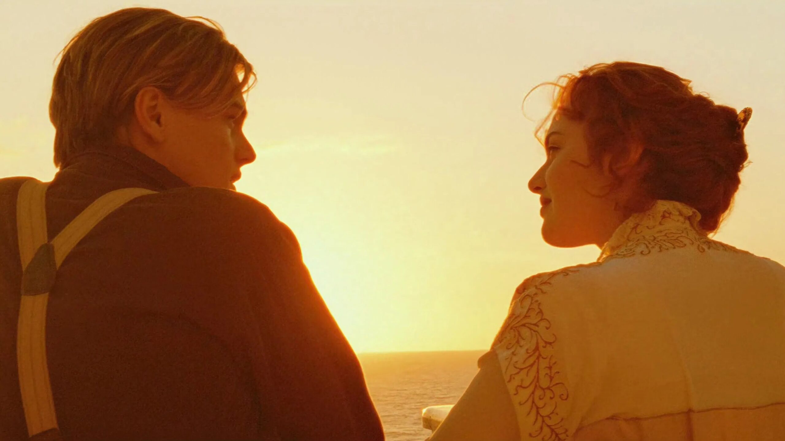 Das Bild zeigt Jack (Leonardo DiCaprio) und Rose (Kate Winslet) bei Sonnenuntergang am Deck der Titanic