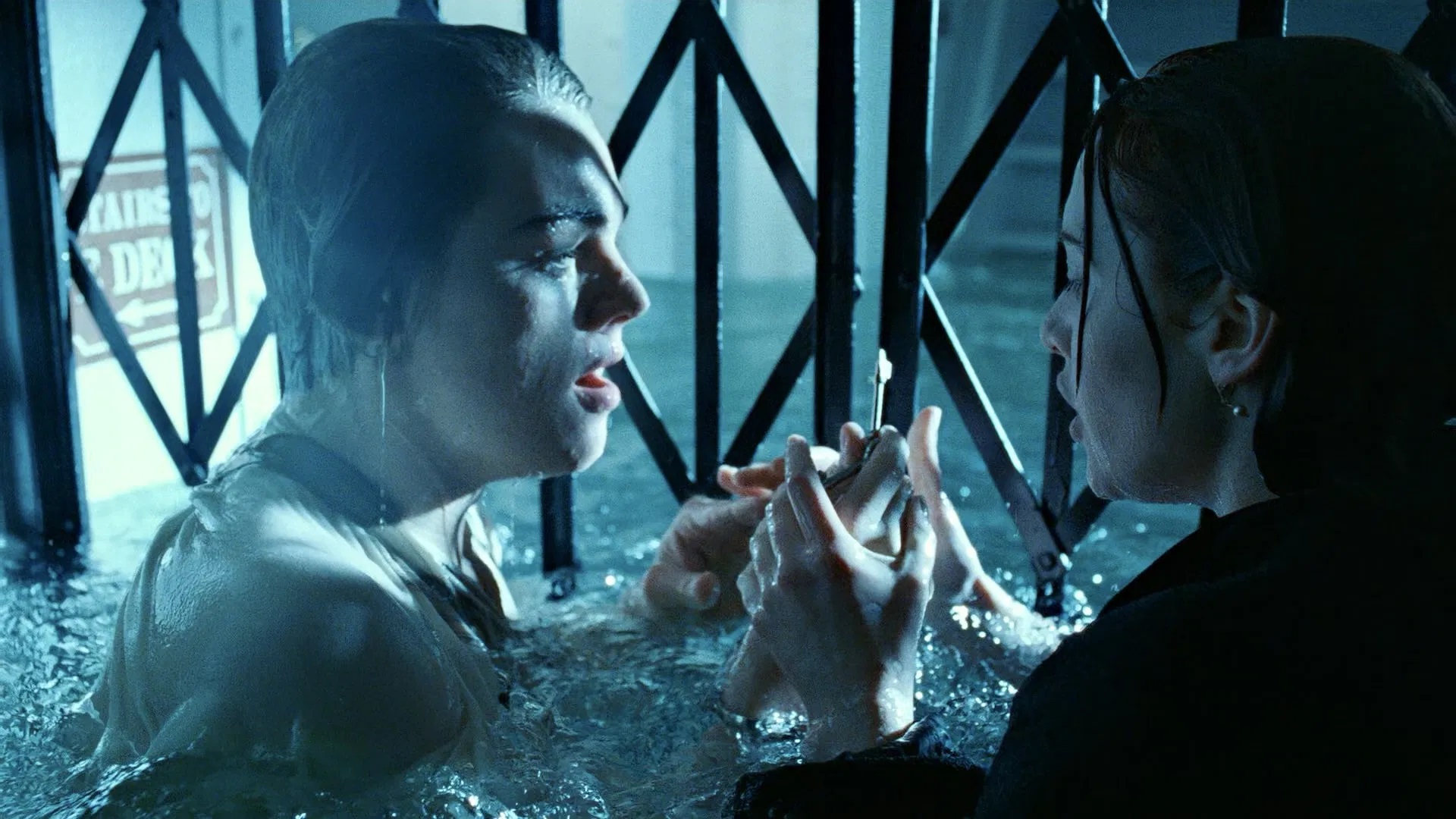 Das Bild zeigt Jack (Leonardo DiCaprio) und Rose (Kate Winslet) eingesperrt und nach dem richtigen Schlüssel suchend. Das Wasser steht ihnen buchstäblich zum Hals