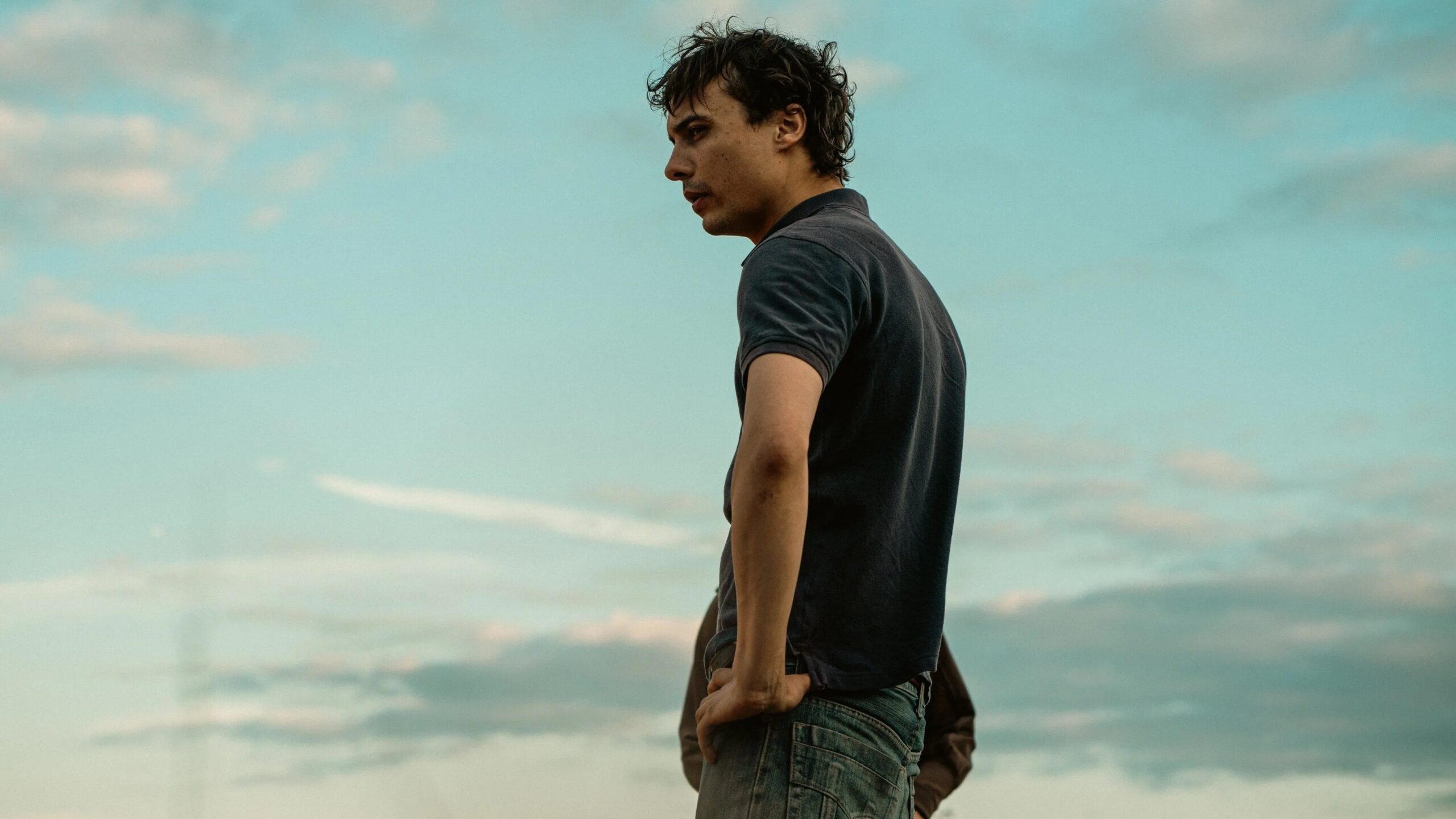 Der Film zeigt Frank Dillane als Mike in Urchin