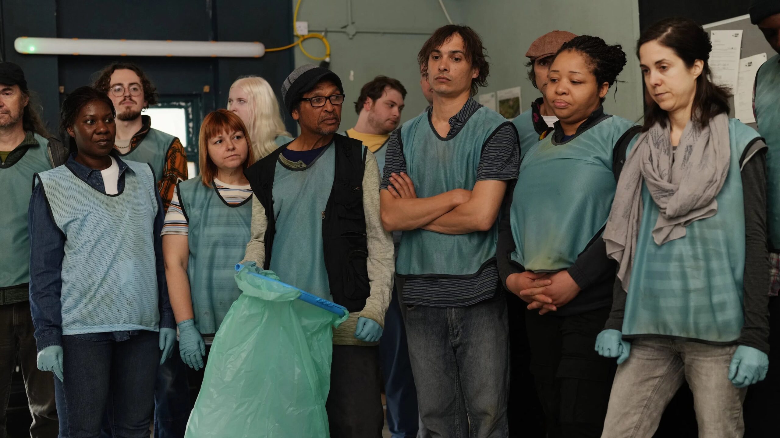 Das Bild zeigt Mike (Frank Dillane) in der Gruppe von Freiwilligen, die gemeinnützig die Umwelt säubern