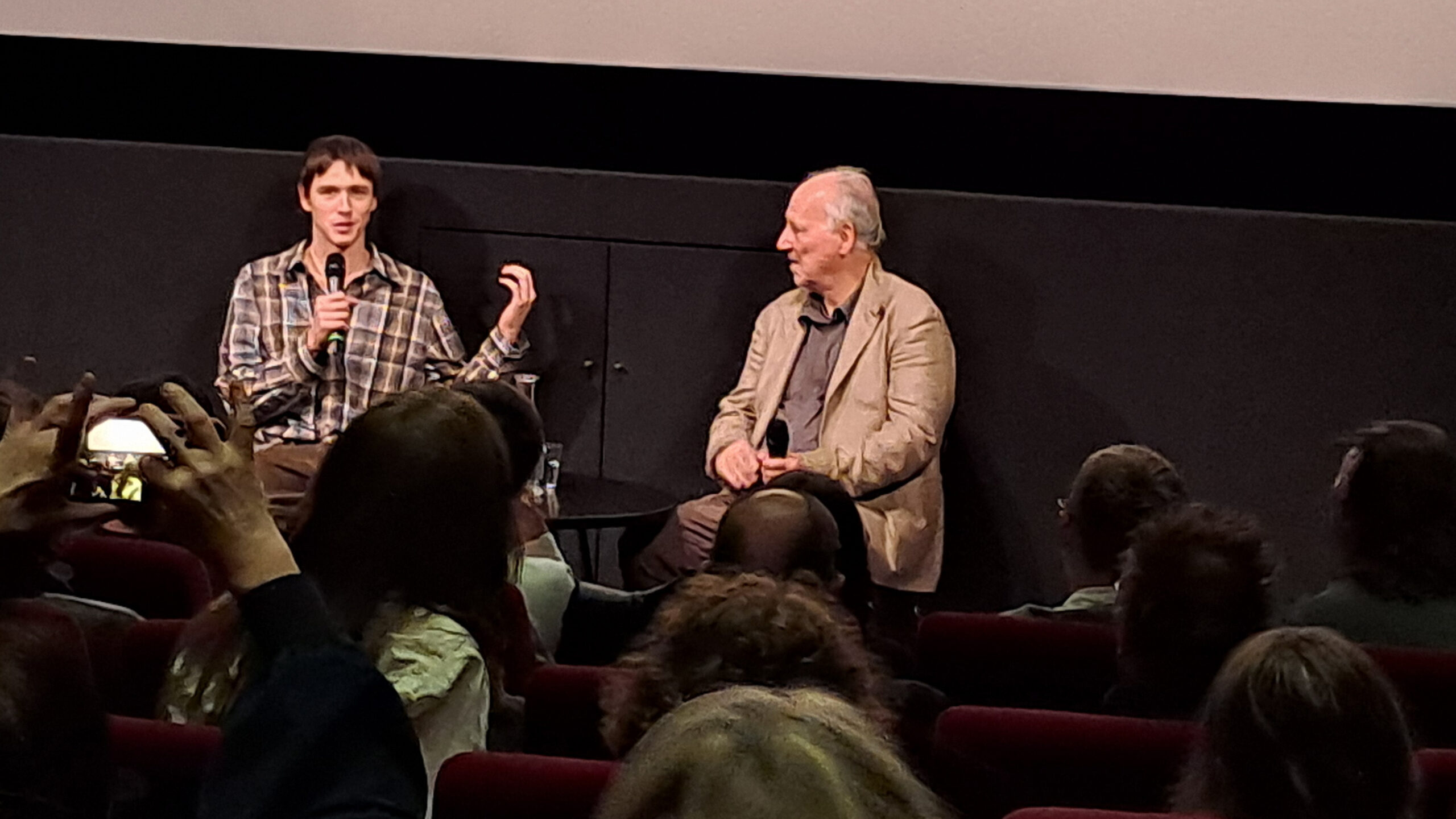 Das Bild zeigt Harris Dickinson (links) und Werner Herzog beim Q&A zum Film "Urchin"