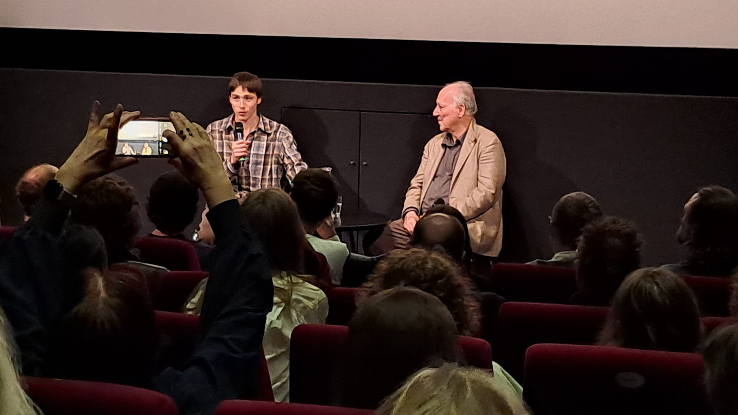 Das Bild zeigt Harris Dickinson (links) und Werner Herzog beim Q&A zum Film "Urchin"