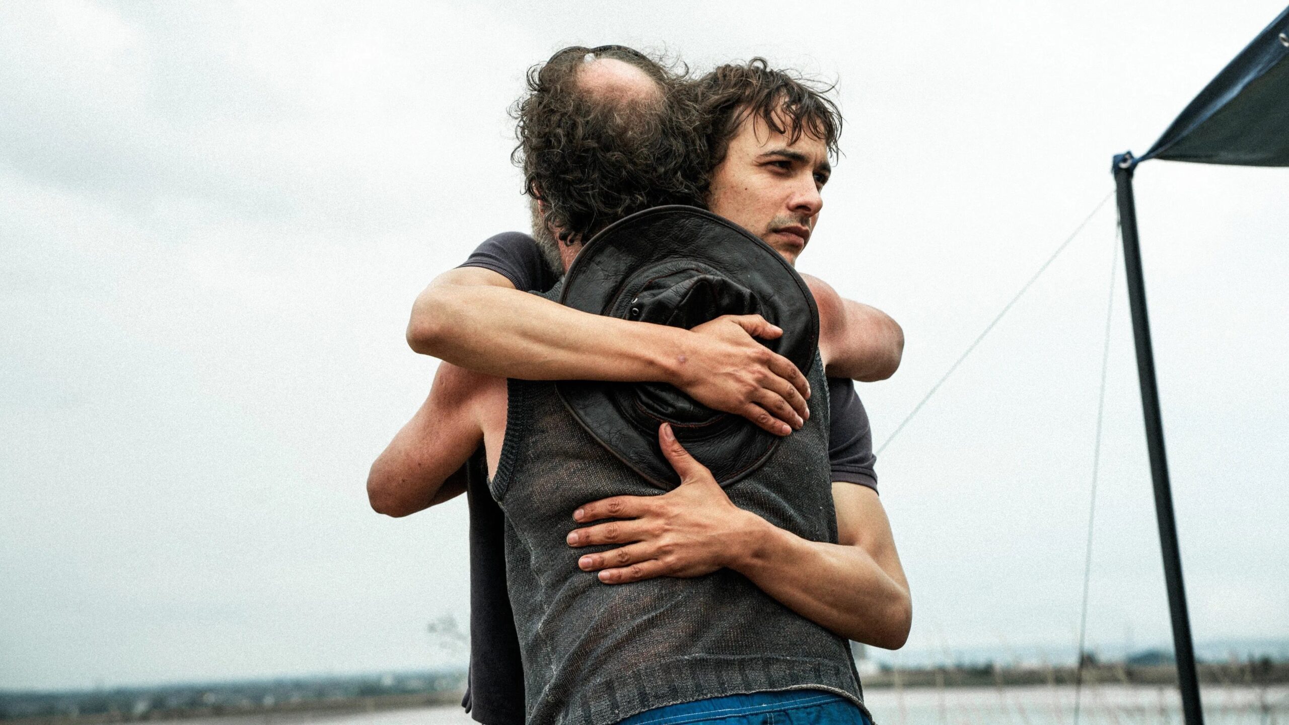 Das Bild zeigt eine emotionale Szene aus Harris Dickinsons Regiedebüt Urchin