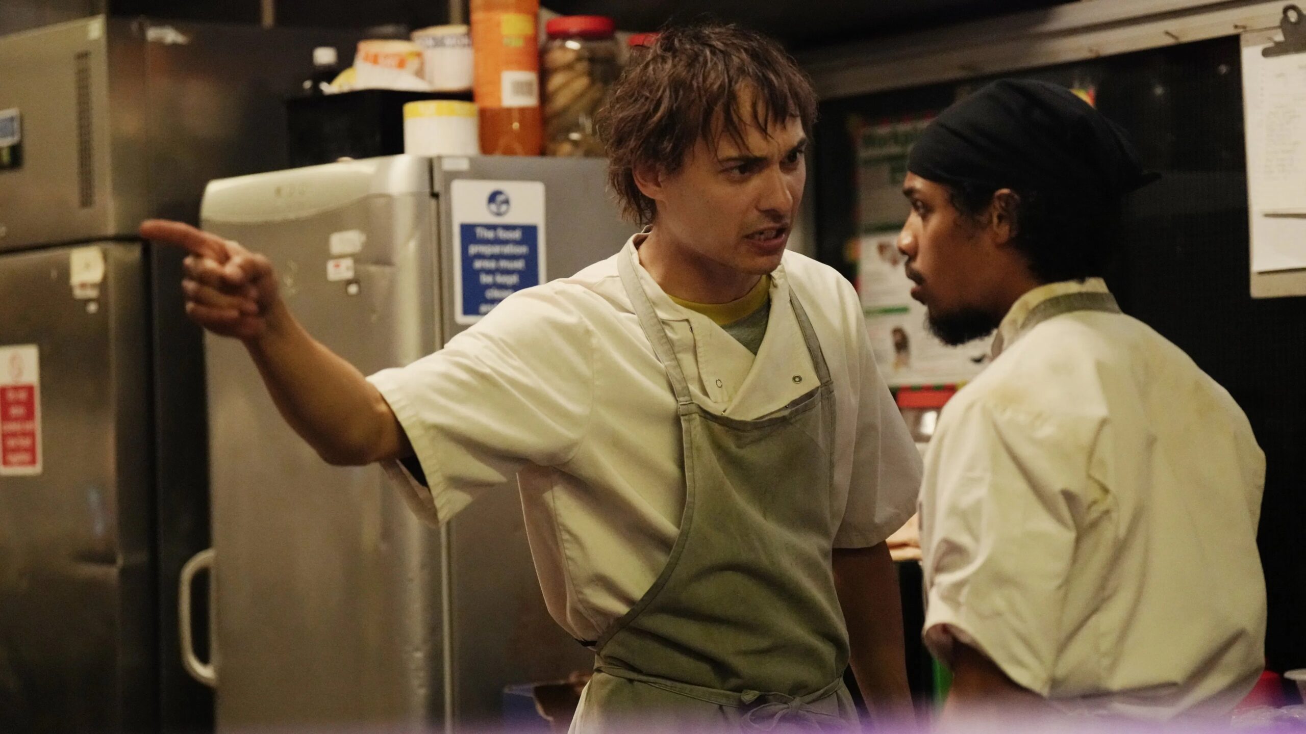 Das Bild zeigt Mike (Frank Dillane) in der Küche mit seinem Kollegen