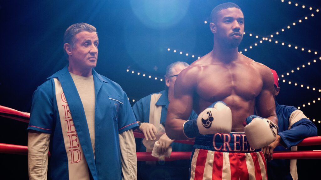 Adonis Creed steht kampfbereit im Ring, neben ihm sein Trainer Rocky Balboa | Top 5 unterschätzte Franchisefilme