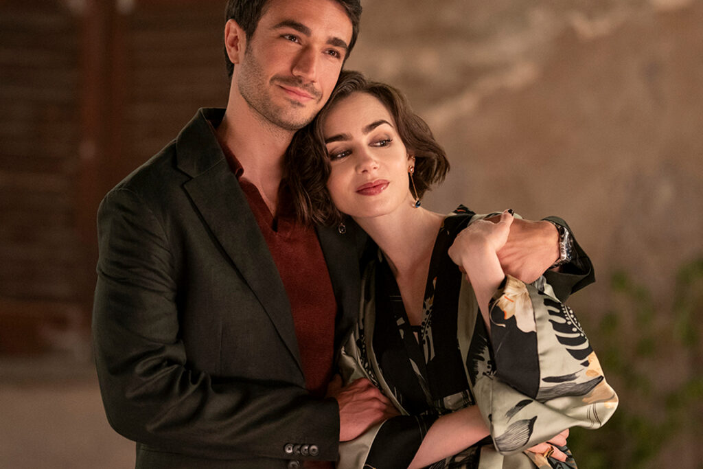 Das Bild zeigt Emily (Lily Collins, rechts) und Marcello (Eugenio Franceschini) eng umschlungen. Die Szene ist aus der Netflix-Serie "Emily in Paris" | Media Monday #763