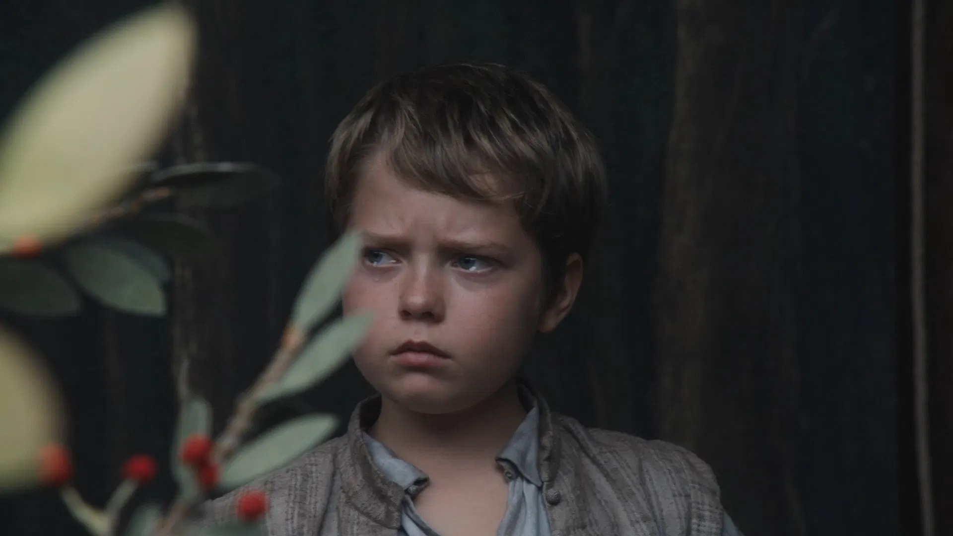 Das Bild zeigt Hamnet (Jacobi Jupe) mit Tränen in den Augen