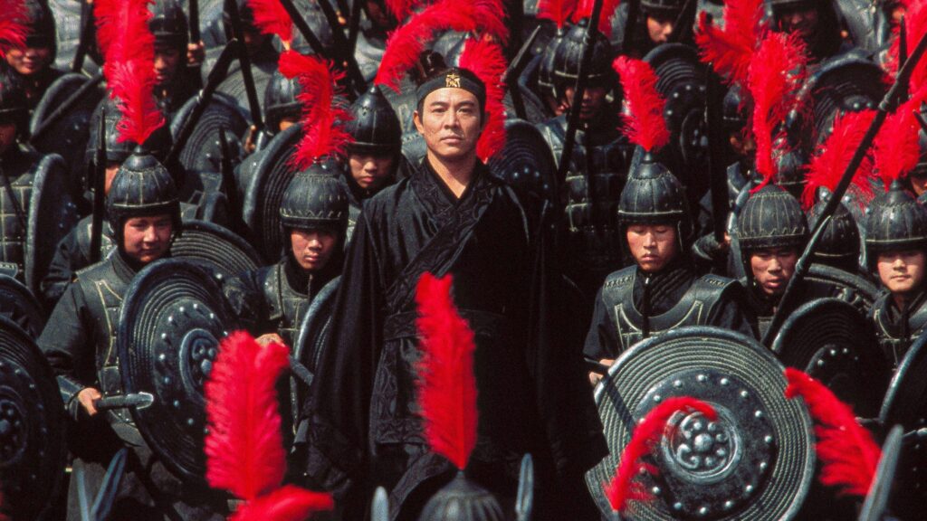 Jet Li steht in einer Gruppe von Soldaten