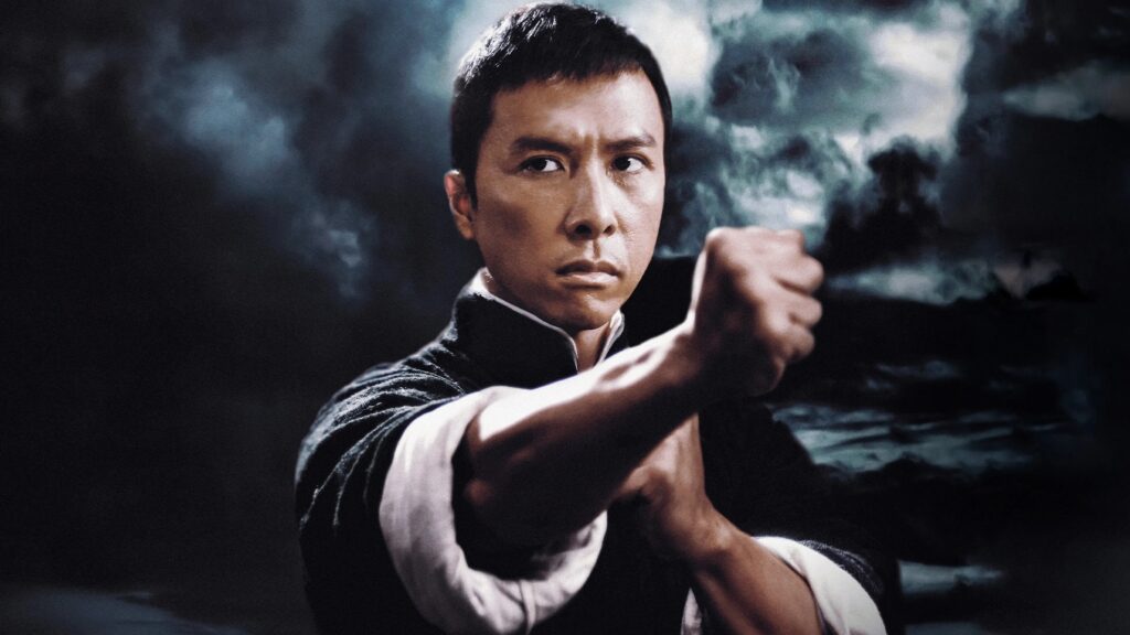 Donnie Ye als Ip Man hebt vor einem wolkigen Himmel die Fäuste und streckt sie kampfbereit vor sich aus