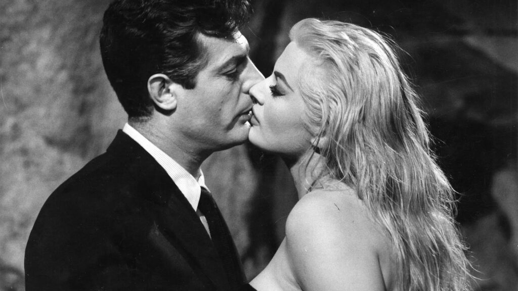 Marcello Mastroianni als Marcello und Anita Ekberg als Sylvia stehen in einer intimen Schwarz‑Weiß‑Nahaufnahme kurz davor, sich zu küssen. Das Bild ist aus dem Film Das süße Leben | Top 5 Gewinner der Goldenen Palme