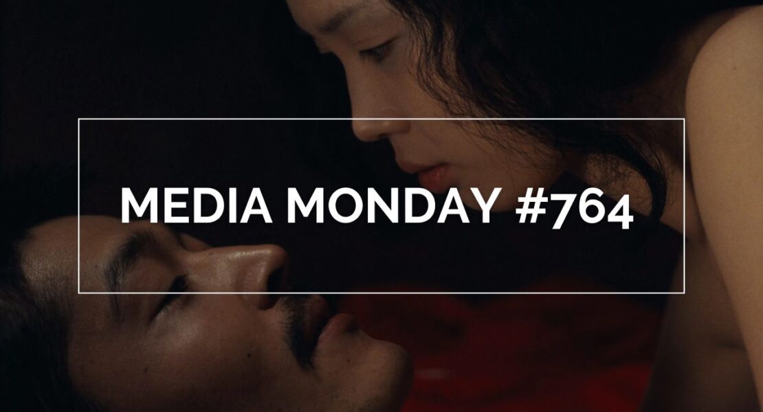 Eine intime Filmszene aus Im Reich der Sinne: Eine Person liegt in gedämpftem Licht auf dem Rücken, während sich eine andere über sie beugt. Die Nahaufnahme wirkt atmosphärisch und emotional, darüber liegt ein weißer Rahmen mit dem Schriftzug „MEDIA MONDAY #764“