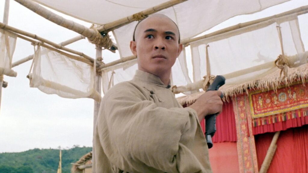 Jet Li steht in kampfbereiter Pose da und schaut nach vorne | Die 5 besten asiatischen Actionstars