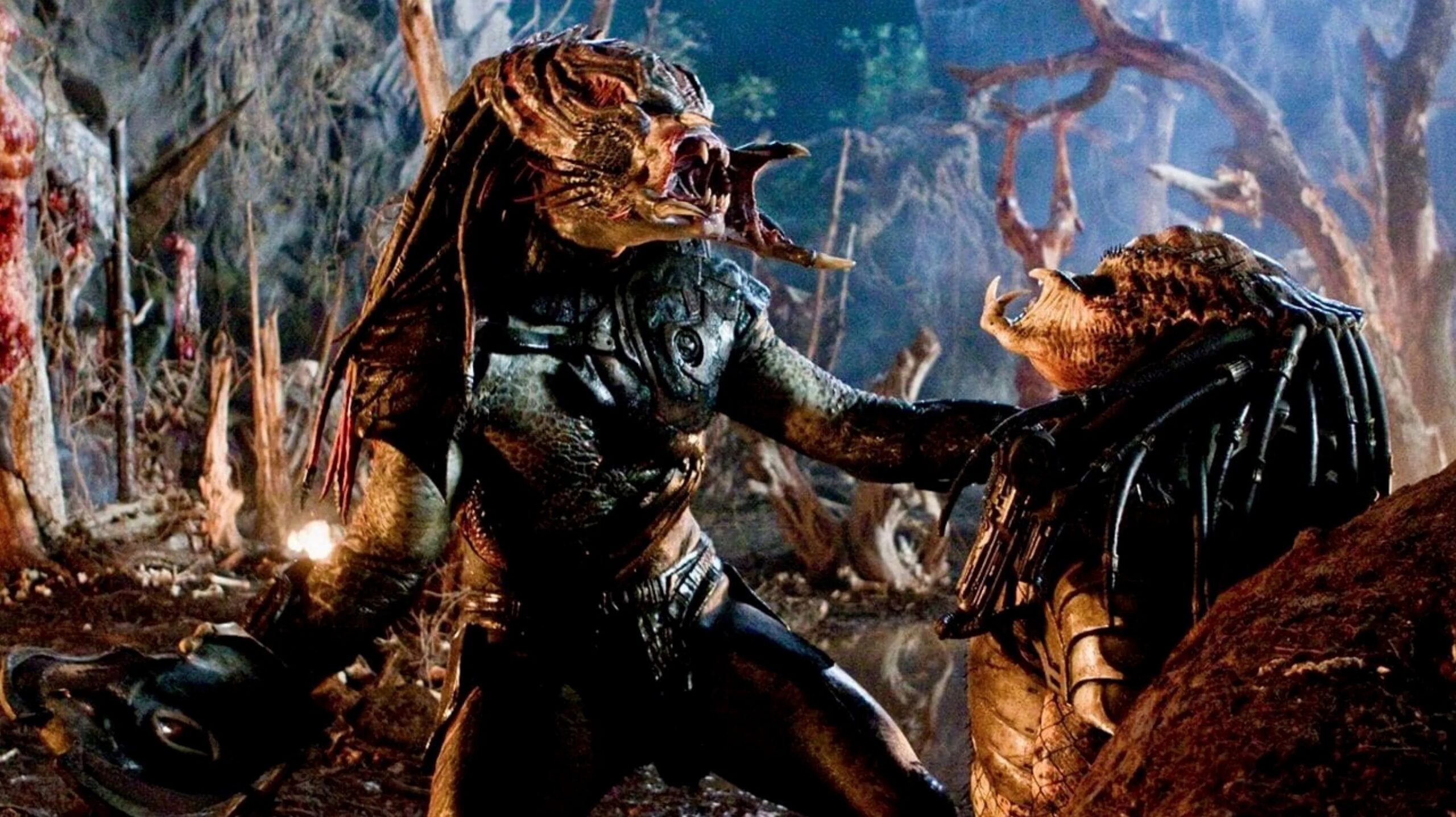 Zwei Yautja stehen sich gegenüber, einer der beiden hält den anderen am Hals und schreit triumphierend auf, eine Szene aus dem Film Predators