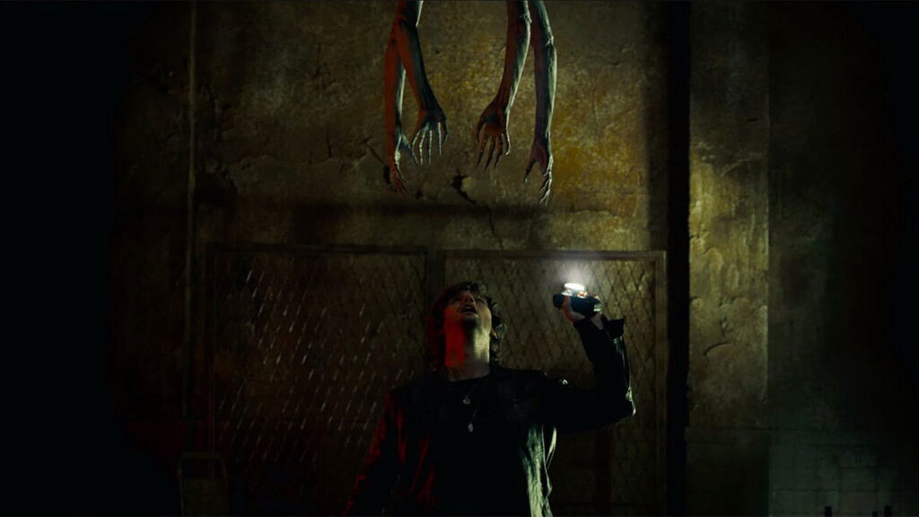 Das Bild zeigt, wie sich vier grotesk anmutende Arme von oben auf die Hauptfigur zubewegen | Return to Silent Hill