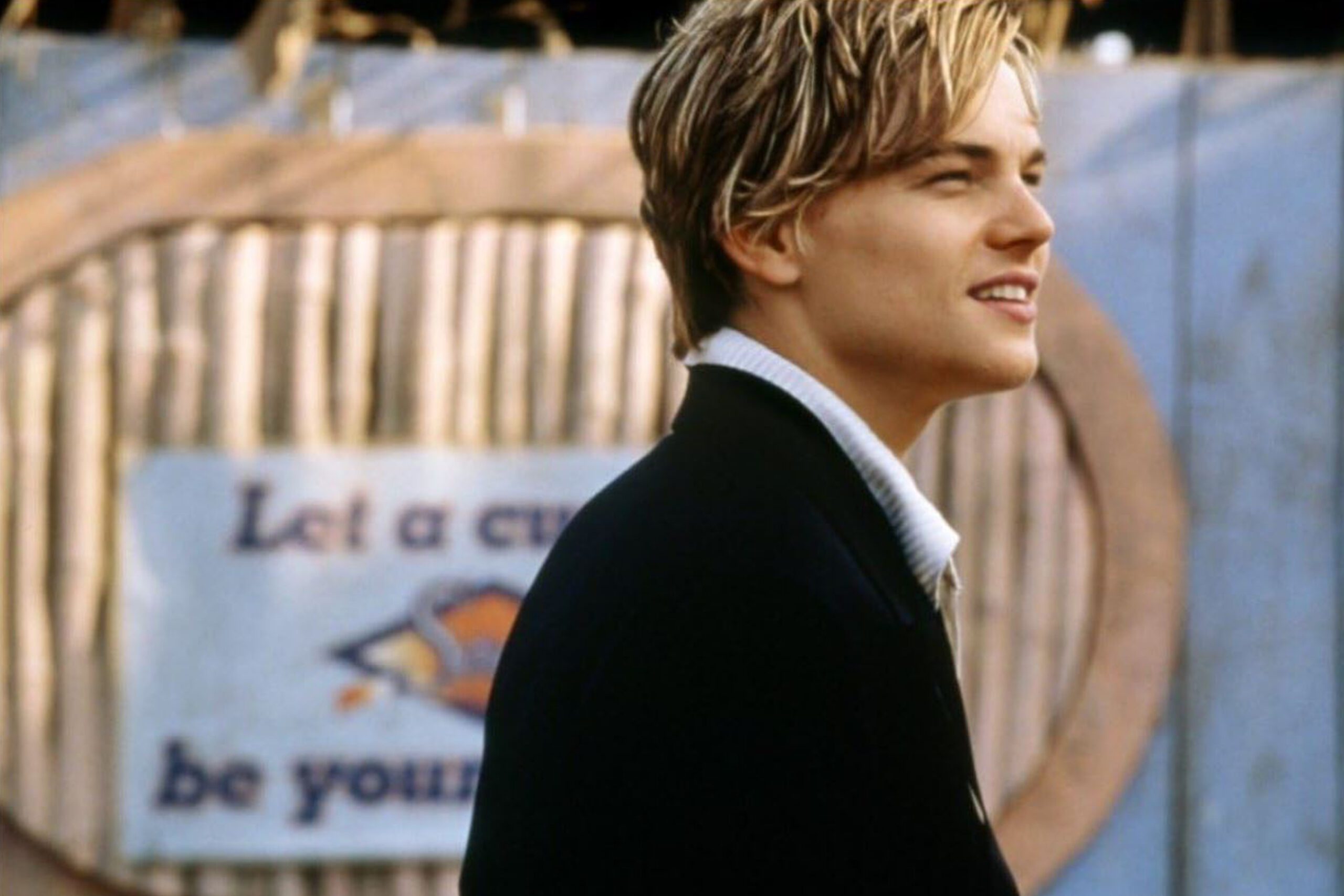 Das Bild zeigt Leonardo DiCaprio als Romeo Montague in Baz Luhrmann Verfilmung von William Shakespeares Romeo & Julia