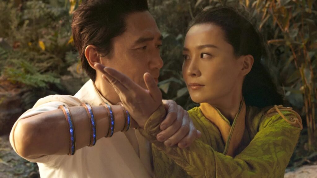 Tony Leung und Fala Chen stehen nahe beieinander und schauen sich intensiv in die Augen, Leung hält dabei den Arm von Fala Chen