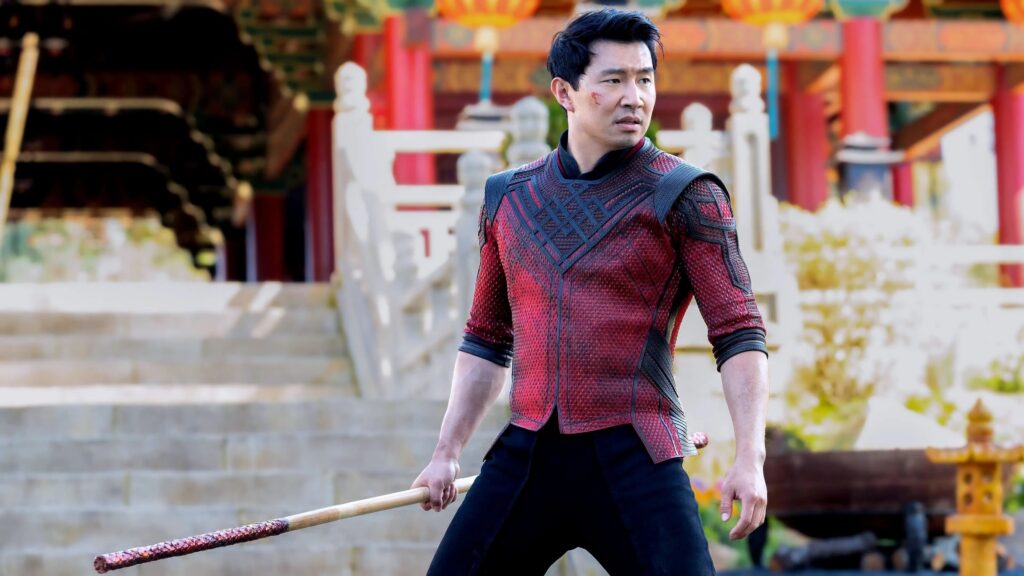 Simu Leung steht mit einem Kampfstock kampfbereit vor einem chinesischen Tempel | Top 5 unterschätzte Franchisefilme