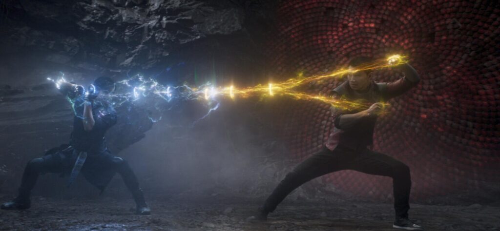 Shang-Chi und sein Vater kämpfen mit Energiestrahlen gegeneinander | Top 5 unterschätzte Franchisefilme