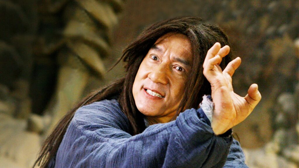 Jackie Chan schaut grimmig und entschlossen in die Kamera