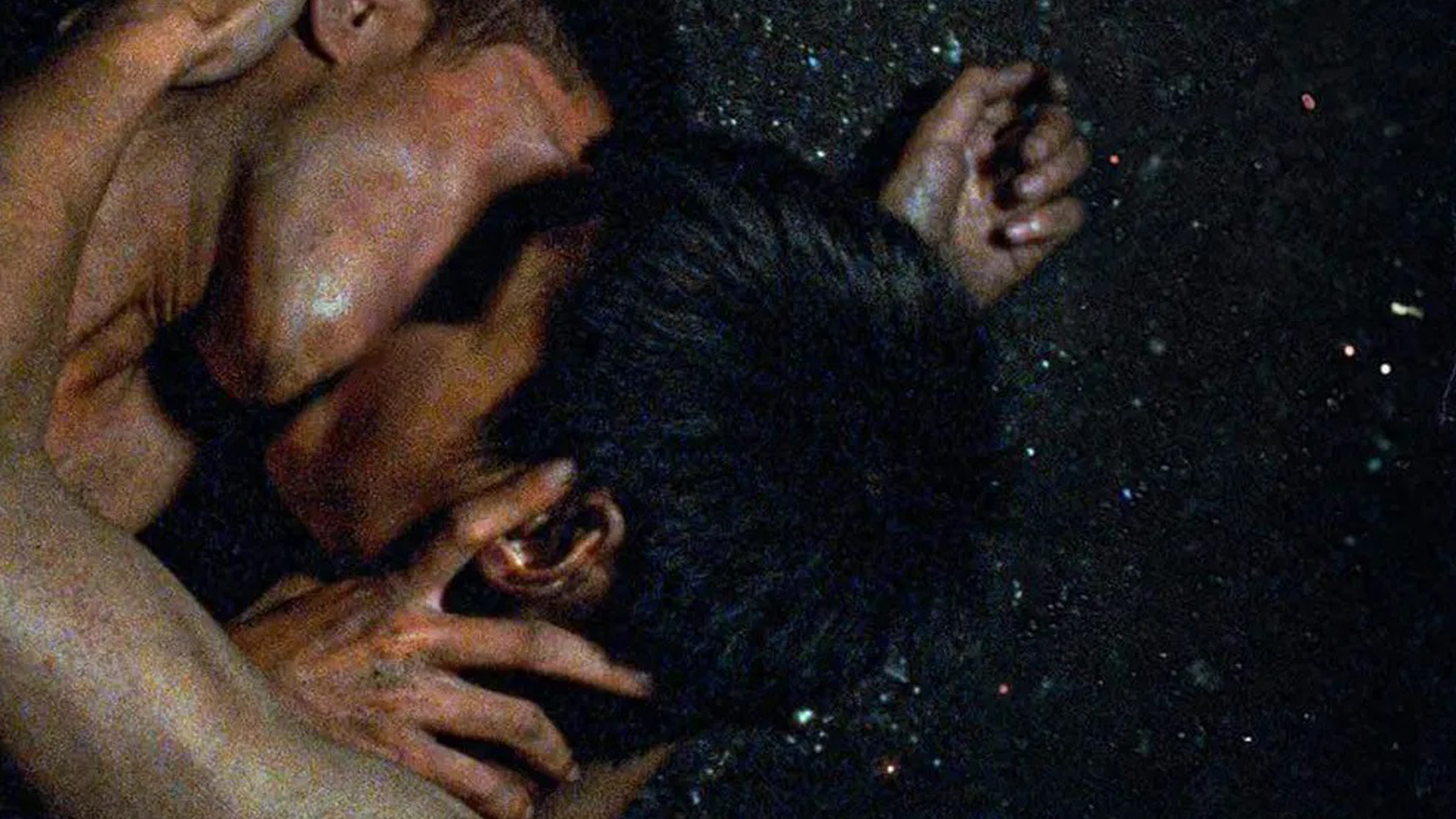 Das Bild zeigt Nam (Phạm Thanh Hải) und Viet (Đào Duy Bảo Định) küssend auf dem schwarzen Boden des Kohlebergwerks mit funkelnden Steinen. Die Szene ist aus dem Film Viet und Nam