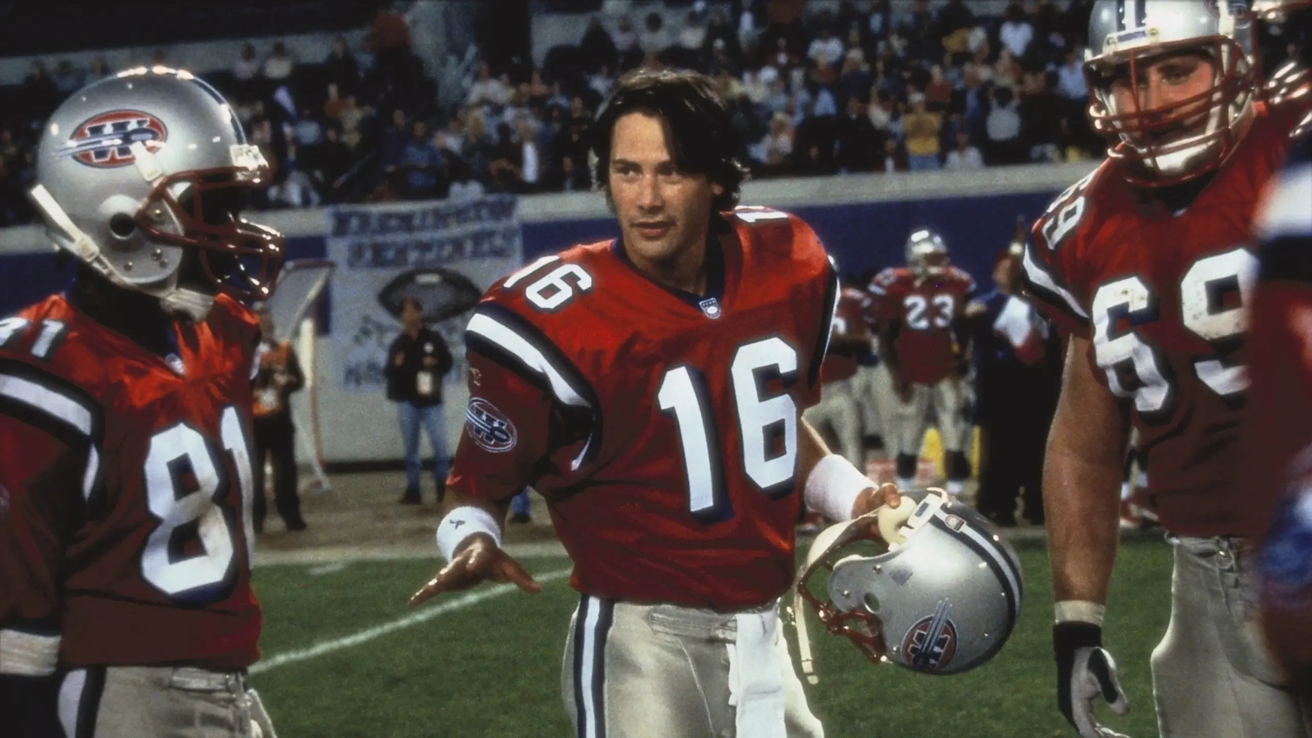 Das Bild Zeigt Quarterback Shane Falco wie er einen Spielzug während des Huddle ansagt  | Die 5 Besten Football Filme