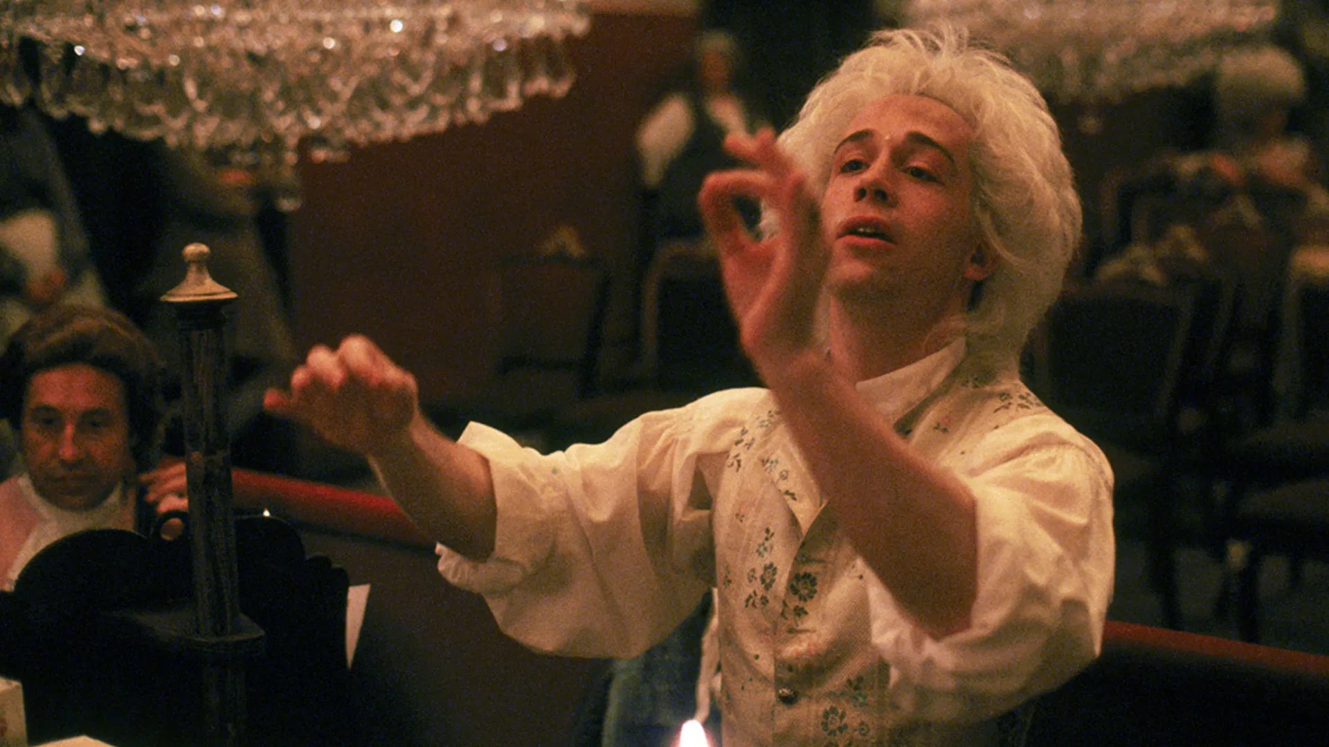 Das Bild zeigt Tom Hulce in seiner Rolle als Amadeus im gleichnamigen Film | Themenübersicht April 2026