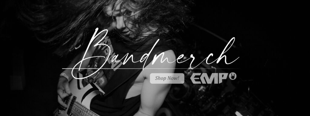 Schwarz-weiß Foto eines Gitarristen mit wehendem Haar, der energisch eine E‑Gitarre spielt. Darüber steht der Schriftzug ‚Bandmerch‘, daneben ein Button mit ‚Shop Now!‘ sowie das EMP‑Logo mit Rockhand-Symbol.
