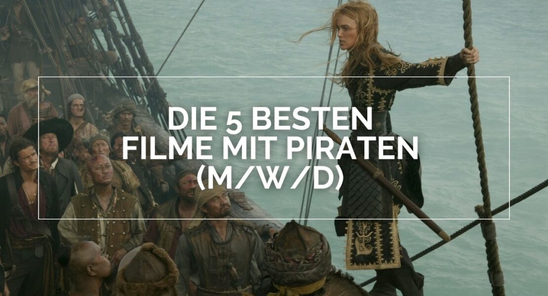 Das Bild zeigt Keira Knightley im Film "Pirates of the Caribbean – Am Ende der Welt". Sie spricht gerade zur Crew ihres Schiffs. Im Vordergrund steht in weißen Lettern und weißen Rahmen "Die 5 besten Filme mit Piraten (m/w/d)"