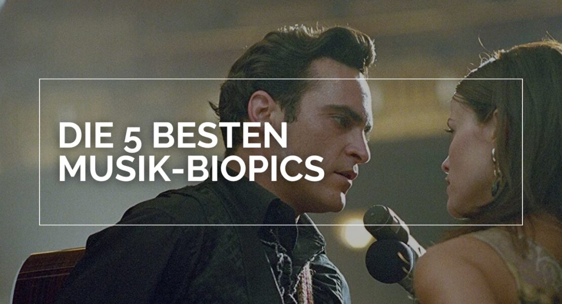 Joaquin Phoenix und Reese Witherspoon im Film "Walk the Line" im Profil, stehen sich gegenüber, darüber steht in weißen Buchstaben und in einem weißen Rahmen "Die 5 besten Musik-Biopics