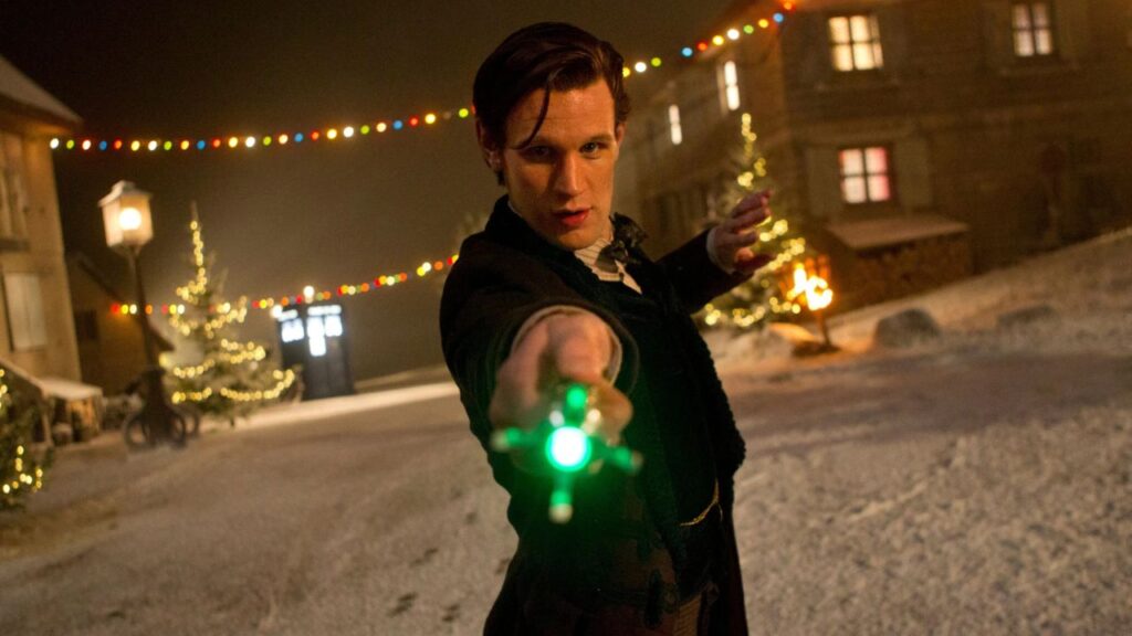 Matt Smith als Doktor hält den Schallschraubenzieher in die Kamera. Im Hintergrund steht eine Polizeitelefonzelle (die TARDIS). Es liegt Schnee. | Top 5 Technologien aus Serien