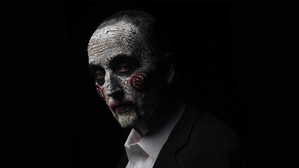 Zu sehen ist John Cramer geschminkt mit den ikonischen roten Wirbeln. | Deine Top 5 liebsten Horrorcharaktere (d|w|m)