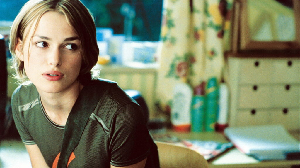 Das Bild zeigt Keira Knightley in einer Szene des Films Kick It Like Beckham. Einer der 5 besten Fußball-Filme.